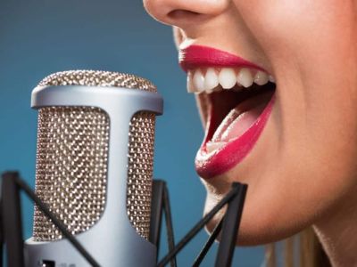 Enregistrement de voix-off féminine par Story-Web